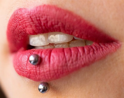 پیرسینگ لب در اندیشه